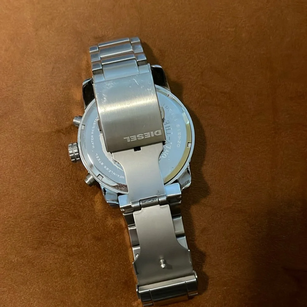 Diesel Men’s Stainless Steel Watch – Bold Modern Design – Quartz Movement